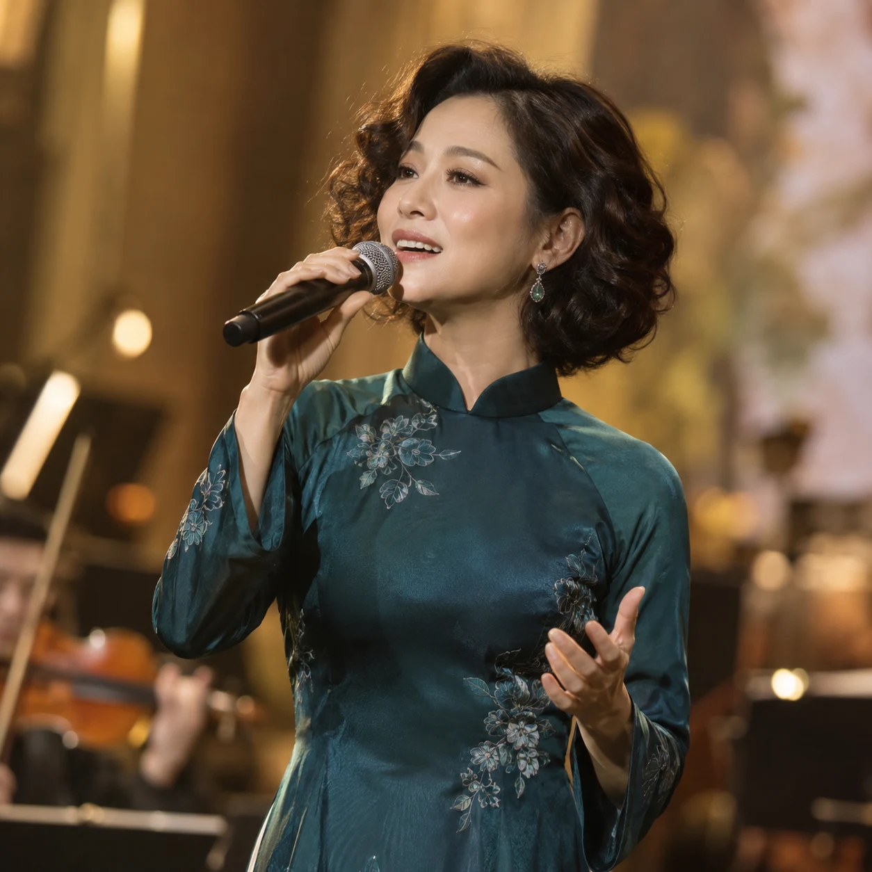 Ca sĩ & Vocalist Hạ San biểu diễn